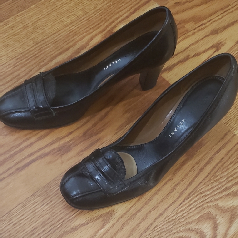 Black pumps
